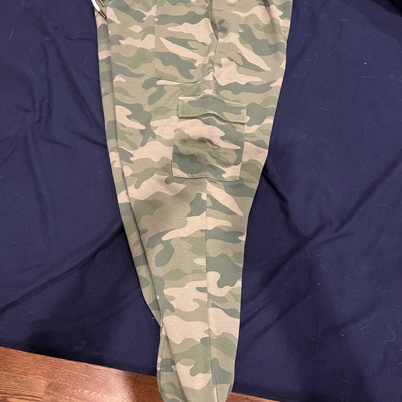 Old Navy camouflage joggers. Size L - Picture 2 of 4